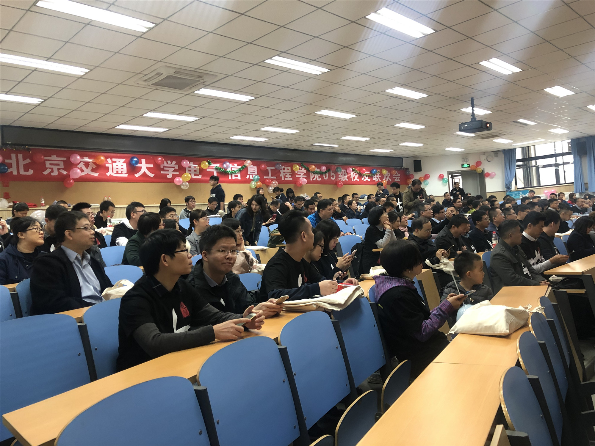 4、05级员工座谈会.jpg